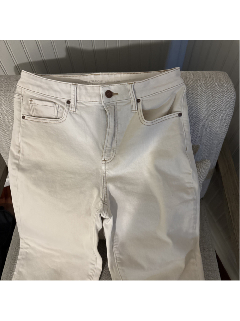 Chico’s High Rise Straight Leg Crop 0.5 (6) Distressed Bottoms Cream Jeans